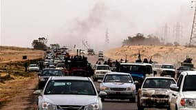 Des insurgés et des civils fuient la ville d'Ajdabiah, dernier verrou avant le siège de l'insurrection, Benghazi. La ville est tombée mardi aux mains des forces de Mouammar Kadhafi, dirigeant que le G8 a menacé de conséquences "dramatiques" mais contre qu