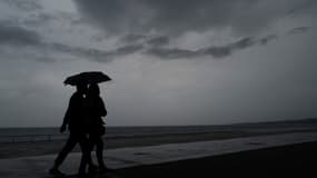 Des personnes s'abritent de la pluie à Nice, le 10 mai 2021 (photo d'illustration)
