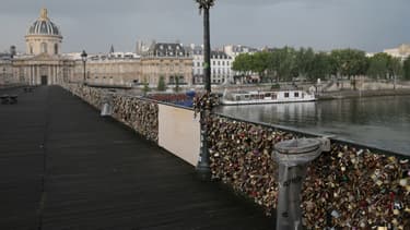 Une grille du Pont des Arts s'est effondrée sous el poids des cadenas.