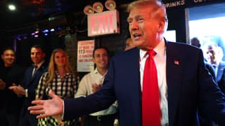 Donald Trump visite un bar sur le thème des cryptomonnaies appelé Pubkey dans le West Village le 18 septembre 2024 à New York.