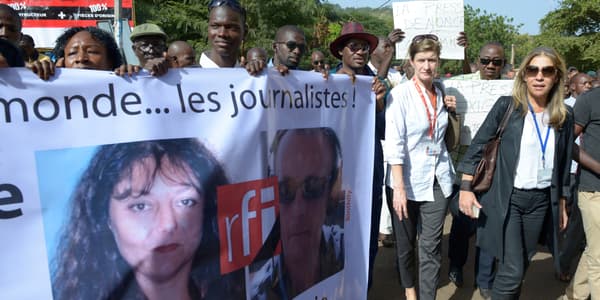 La directrice de France Médias Monde, Marie-Christine Saragosse, et la directrice de RFI, Cécile Megie, marchent aux côtés de journalistes maliens, lundi, à Bamako, pour rendre hommage aux deux journalistes français assassinés.