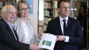 Erik Orsenna, Françoise Nyssen et Emmanuel Macron, le 20 février 2018, aux Mureaux. 