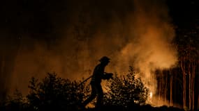 Un pompier tentant d'éteindre un incendie à Arouca, au nord du Portugal, le 30 juillet 2025.