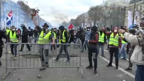 Des gilets jaunes rassemblés près de l'arc de Triomphe