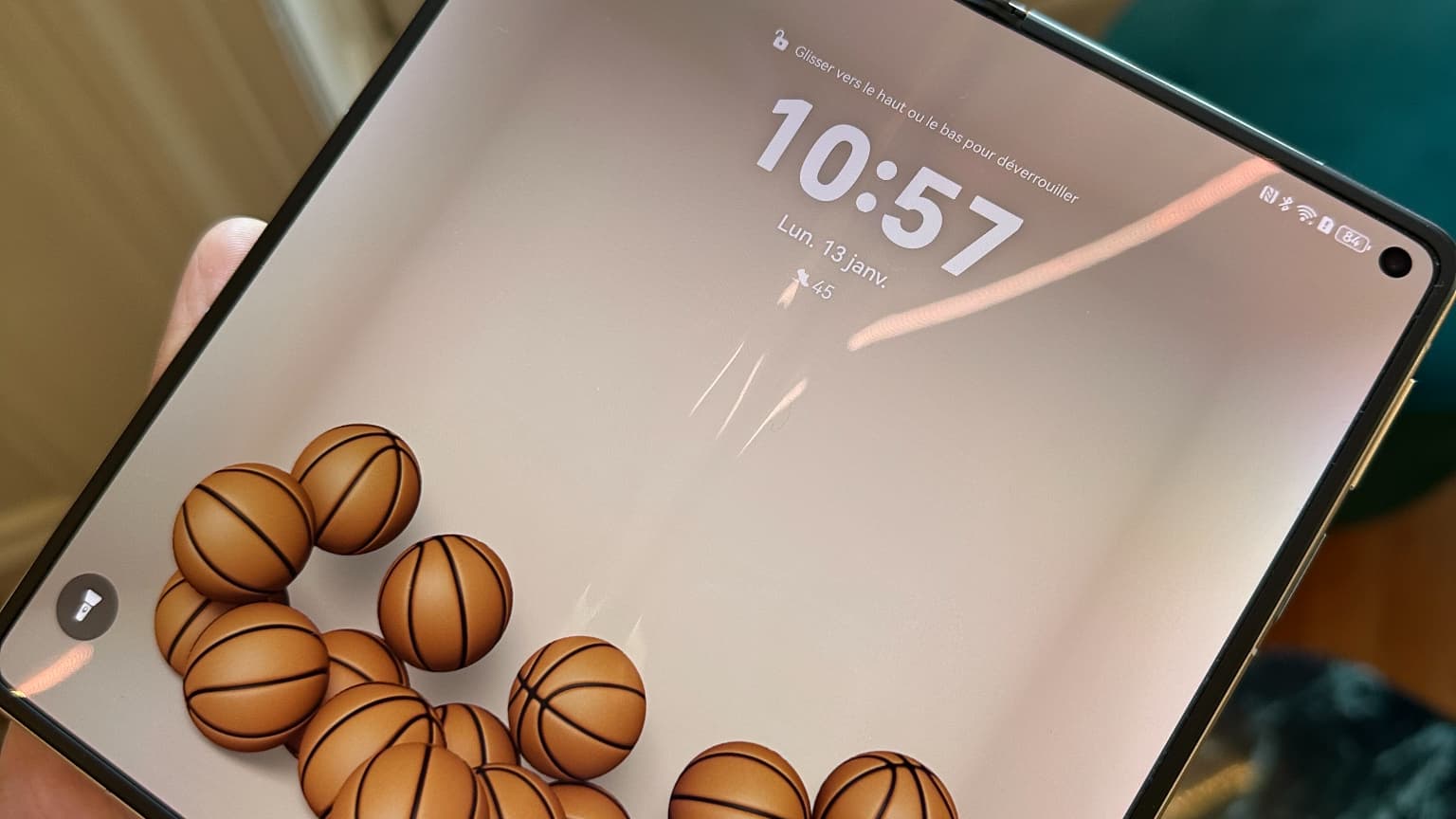 Le Huawei Mate X6 dispose d'un écran de 7,93 mètres une fois déplié. Le Huawei Mate X6 dispose d'un écran de 7,93 mètres une fois déplié.