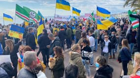Des centaines de manifestants se sont rassemblés sur la promenade des Anglais à Nice ce dimanche, pour protester contre la guerre en Ukraine.