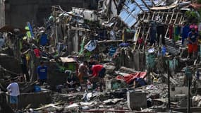 Des Philippins lavant leurs linges après le passage du typhon Kalmaegi à Talisay, dans la province de Cebu, le 5 novembre 2025.