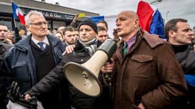 A la suite du rassemblement anti-migrants qui s'est tenu ce samedi à Calais, malgré l'interdiction de la manifestion, cinq personnes vont passer ce lundi en comparution immédiate.