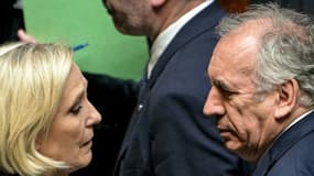 Marine Le Pen (g), la présidente du groupe RN à l'Assemblée nationale, et le Premier ministre François Bayrou, lors de la session des questions au gouvernement à l'Assemblée, à Paris, le 21 janvier 2025