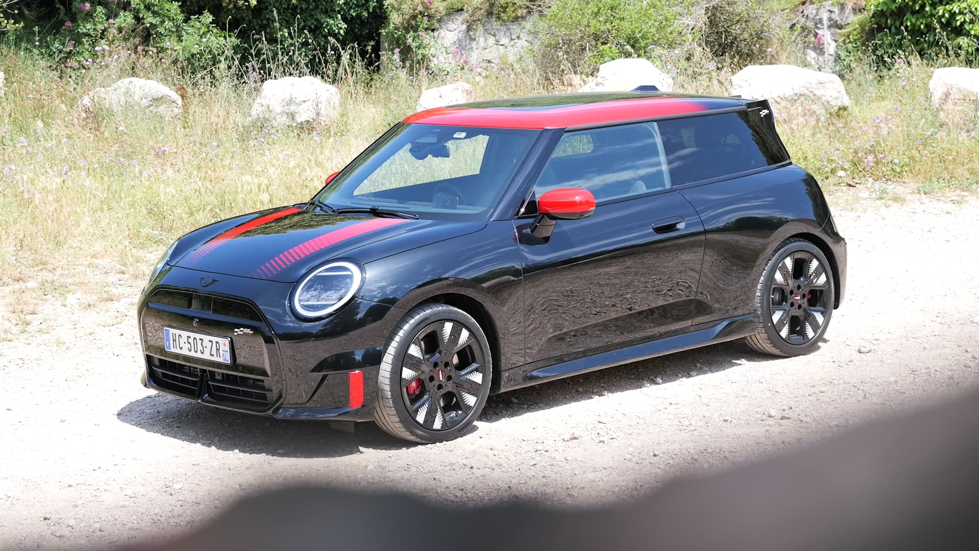 The Mini JCW Electric with its "multitone" roof. The Mini JCW Electric with its "multitone" roof.