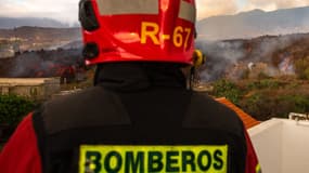 Un pompier espagnol mobilisé à Llanos de Aridane, sur l'île de La Palma, dans les Canaries, le 20 septembre 2021