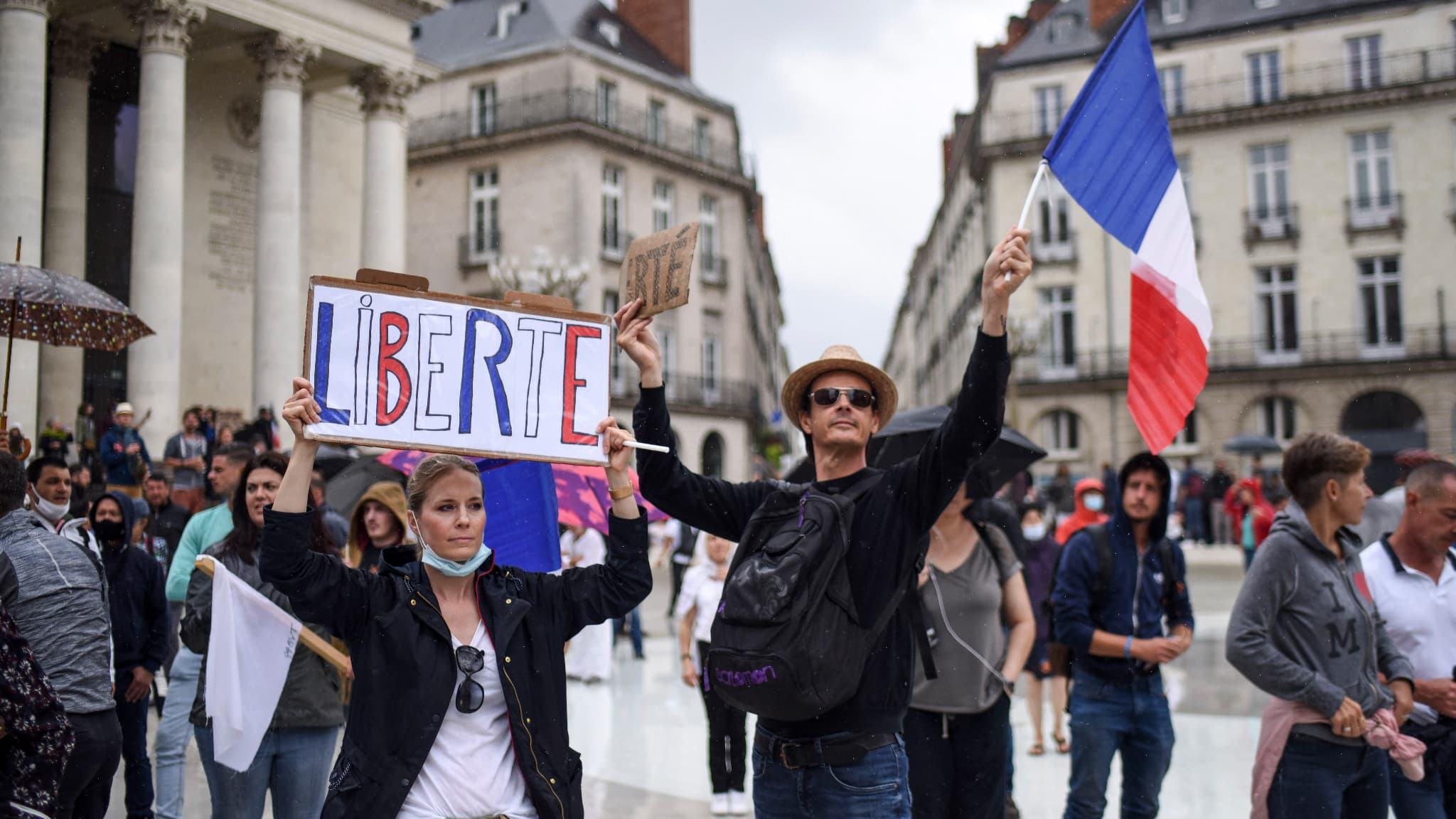 Des manifestants contre le pass sanitaire à Nantes, le 24 juillet 2021. Des manifestants contre le pass sanitaire à Nantes, le 24 juillet 2021.