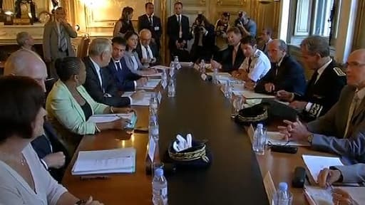 Manuel Valls a proposé jeudi un "pacte national" pour mettre fin aux querelles politiciennes contre les trafics à Marseille.