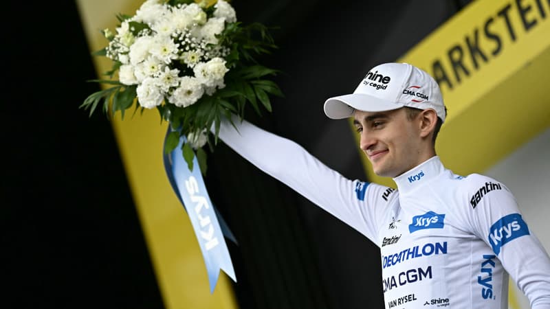 Paul Seixas sur le podium avec le maillot blanc de meilleur jeune apres la 14e etape du Tour de France 18 juillet 2026 2322082