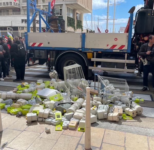 Le syndicat CFE-CGC Energie a déchargé 200 compteurs électrique devant la mairie de Toulon. Le syndicat CFE-CGC Energie a déchargé 200 compteurs électrique devant la mairie de Toulon.