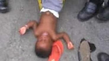 Un bébé traîné par-terre lors d'une expulsion musclée à La Courneuve