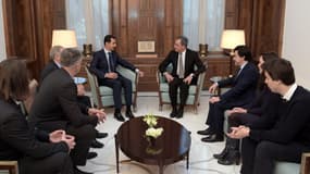 Thierry Mariani aux côtés de Bachar al-Assad, le 8 janvier 2017, à Damas. Les députés Nicolas Dhuicq et Jean Lassalle sont également présents. 