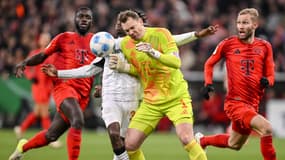 Manuel Neuer et Jeremie Frimpong lors de Bayern-Bayer le 3 décembre 2024