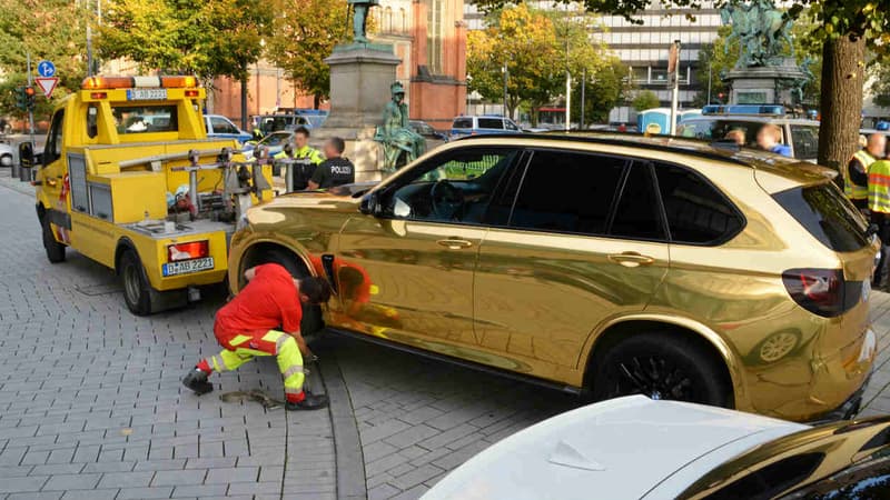 Lors d’un contrôle routier à Düsseldorf, en Allemagne, un BMW X5 entièrement dorée a été retiré de la circulation par la police. En cause, entre autres, sa carrosserie entièrement dorée.
