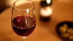 Un verre de vin rouge posé sur une table (Photo d'illustration).