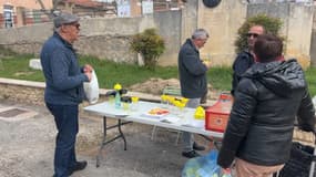Sur le marché de Sainte-Tulle, des pièges contre les frelons asiatiques sont vendues.