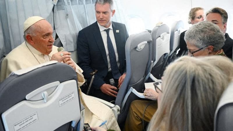 Le pape François donne une conférence de presse dans l'avion en revenant de Budapest, le 30 avril 2023
