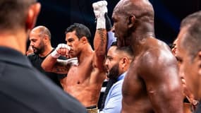 Le Brésilien maître en arts martiaux Vitor Belfort célèbre sa victoire face à l'ancien champion de boxe américain Evander Holyfield lors d'une rencontre au Hard Rock Live in Hollywood, Floride, le 11 septembre 2021
