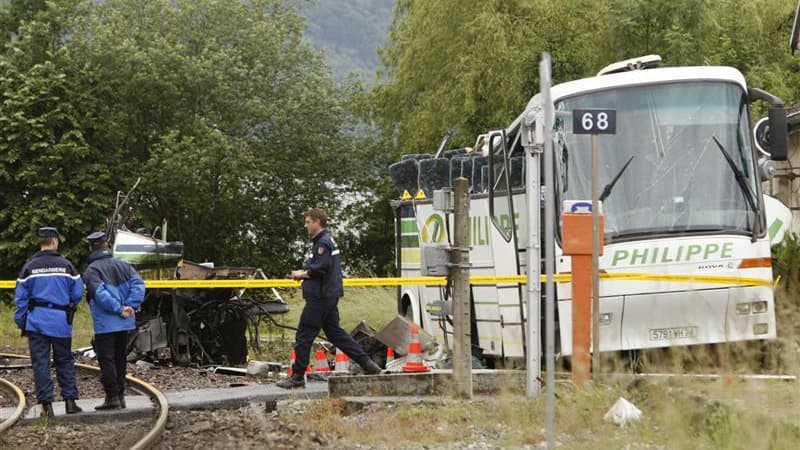 Le parquet d'Annecy a mis en examen la SNCF et Réseau Ferré de France à la suite d'un accident qui avait coûté la vie à sept collégiens en juin 2008. Le car scolaire avait été fauché par un TER au passage à niveau de la commune d'Allinges (Haute-Savoie).