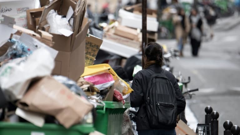 Des poubelles débordant d'ordures sur un trottoir lors de la grève des éboueurs, le 22 mars 2023 à Paris