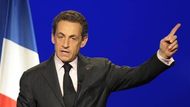 Nicolas Sarkozy a accusé vendredi sur Europe 1 son adversaire socialiste pour l'élection présidentielle de refuser d'assumer la fonction de "chef", mettant ainsi en doute ses capacités à devenir président de la République. /Photo prise le 28 mars 2012/REU