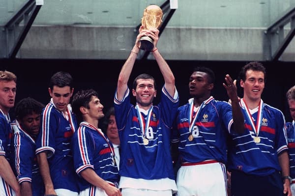 Zinédine Zidane avec le trophée de la Coupe du monde, le 12 juillet 1998