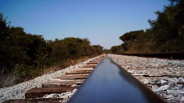 Visiblement abîmé par quelques verres en trop, un homme d'une cinquantaine d'années a emprunté un rail de chemin de fer en voiture - lundi 4 janvier 2016 - Photo d'illustration