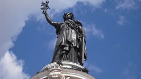 Fréquemment des grimpeurs s'attaquent la statue de la place de la République.