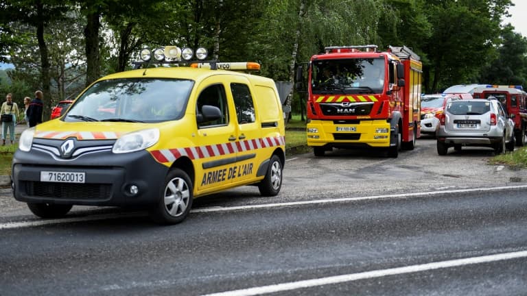 Des véhicules de l'armée de l'Air et de secours stationnés à Colombey-les-Belles, après une collision entre deux avions militaires Rafale, le 14 août 2024 en Meurthe-et-Moselle