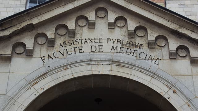 Entrée de la faculté de médecine de Paris.