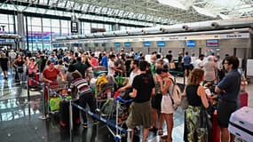 Des passagers patientent à l'aéroport de Fiumicino à Rome.