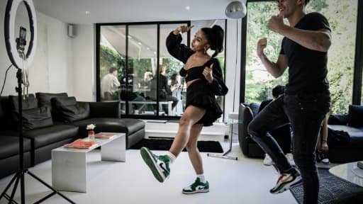 Photo prise le 29 mai 2020 dans une villa parisienne des jeunes influenceurs  Marie-Victoire Tiangue (G) et Raphaël Curron,    qui postent leurs créations sur le très populaire réseau social TikTok