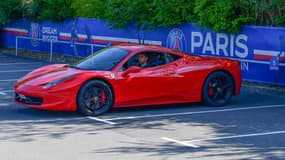 Marquinhos dans sa Ferrari