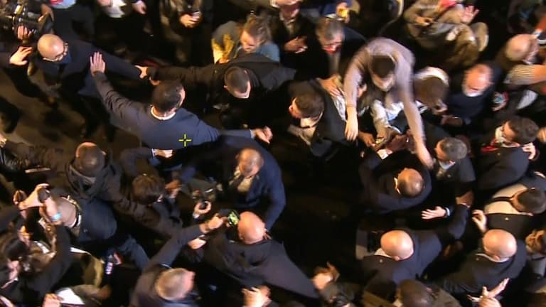 Image tirée d'un enregistrement filmé montrant un individu empoignant Eric Zemmour alors qu'il se dirige vers la scène pour son meeting de campagne, le 5 décembre 2021 à Villepinte, près de Paris Image tirée d'un enregistrement filmé montrant un individu empoignant Eric Zemmour alors qu'il se dirige vers la scène pour son meeting de campagne, le 5 décembre 2021 à Villepinte, près de Paris
