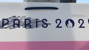 Dans les rues de Marseille, certains partent à la chasse à l'inscription "Paris 2024" pour les JO. 
