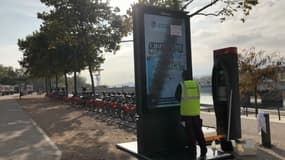 Un panneau numérique a provoqué la discorde sur les quais du Rhône.