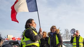 Manifestants revêtus d'un gilet jaune en février 2022.