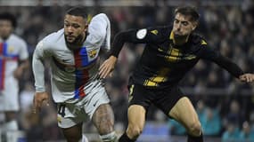 Memphis Depay au duel avec Miguel Mari lors de Intercity-Barça