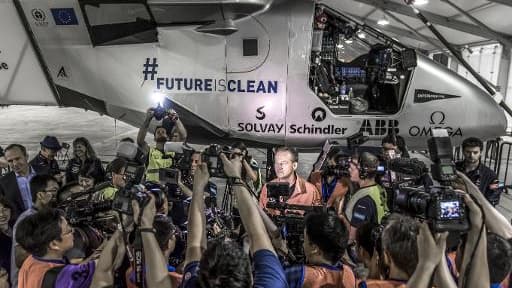 Photo fournie par l'équipe Solar Impulse le 31 mai 2015 montrant le pilote suisse André Borschberg parler aux médias avant le décollage de Nanjing en Chine le même jour