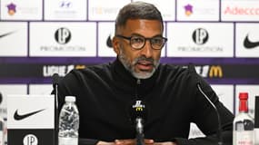 Habib Beye en conférence de presse, le 29 octobre 2025.