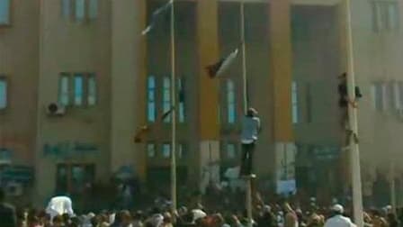 Dans la ville libyenne de Benghazi. Des membres d'une unité militaire libyenne ont annoncé dimanche à des habitants de Benghazi qu'ils avaient fait défection et "libéré" la ville des forces loyales au colonel Mouammar Kadhafi, selon deux habitants. /Image