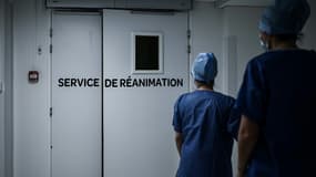 Arrivée d'une équipe médicale à l'entrée du service de réanimation de la polyclinique Jean Villar, un établissement privé, à Bruges, en Gironde, dans le sud de la France, le 3 décembre 2020