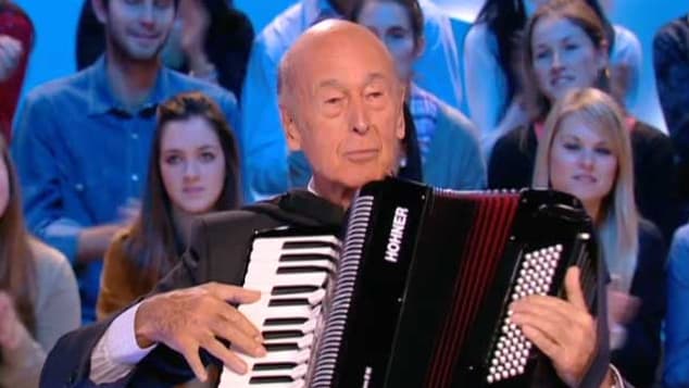 Valéry Giscard d'Estaing, jouant de l'accordéon sur le plateau du Grand journal, en 2011. 