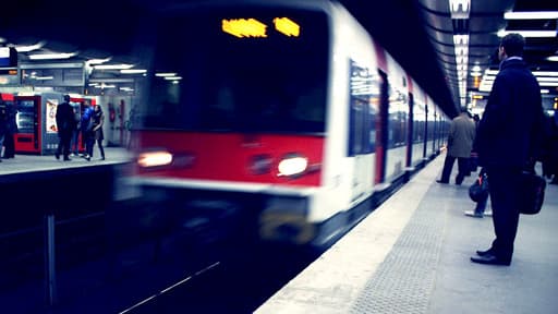 Un RER B arrive dans la station de Châtelet-Les Halles, au coeur de la capitale. Illustration