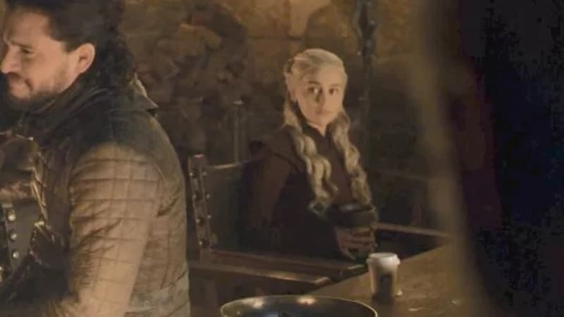 La fameuse scène de Game of Thrones avec un gobelet oublié.